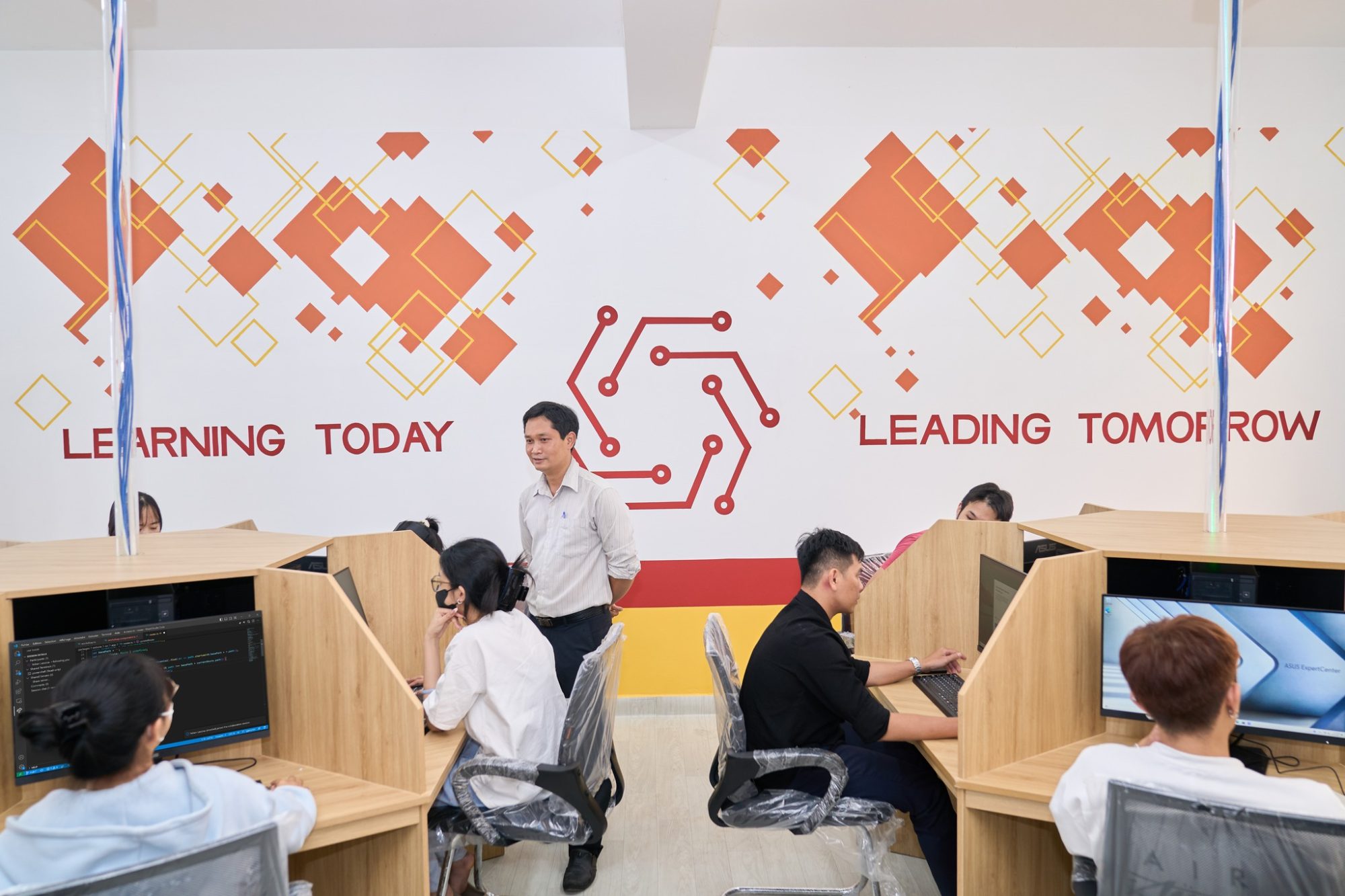 Mit Uni. đưa Vào Vận Hành 5 Phòng Máy Tính Mới Trị Giá Hơn 10 Tỷ đồng (10)