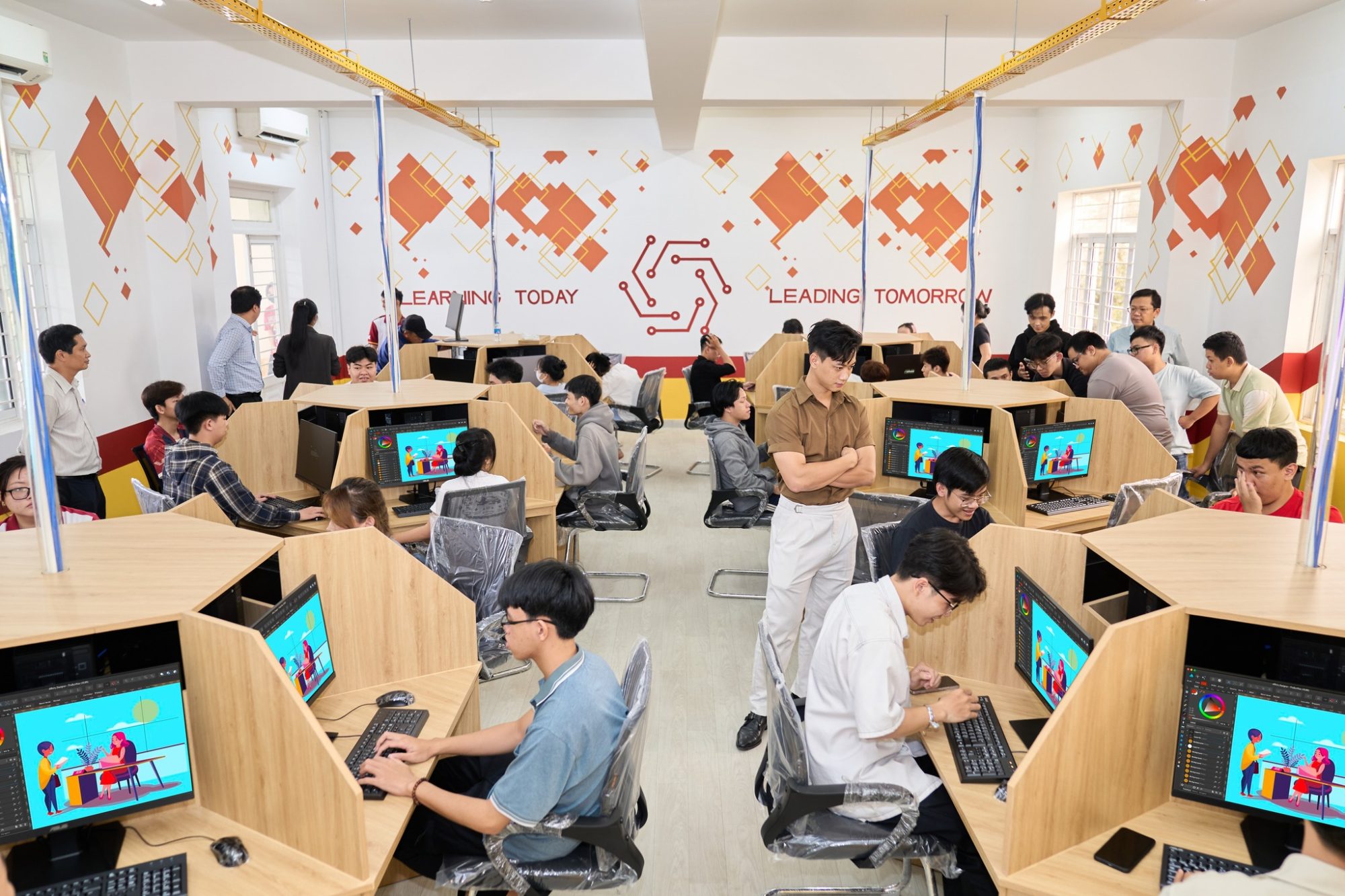 Mit Uni. đưa Vào Vận Hành 5 Phòng Máy Tính Mới Trị Giá Hơn 10 Tỷ đồng (6)